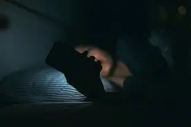 熬夜玩游戏，3名女大学生恐终身不孕！熬夜的危害比你想象得还要大图片