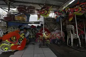 印尼工匠为农历新年准备舞狮服装图片