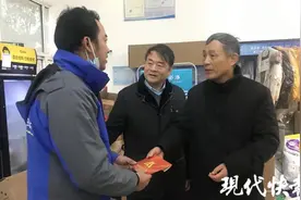 严寒天快递小哥跳河救人，获见义勇为表彰图片
