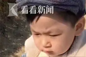 2岁宝宝盯着公园石雕目不转睛，结果太"意外"图片