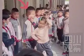 一年级小女孩课间楼道跳舞 围观小男孩表情亮了图片