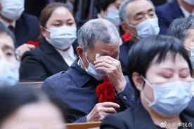 黄爸爸替女儿戴上胜利的大红花图片