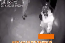 深夜，杭州一男子蹲在马路边抱头痛哭，中年人的崩溃就在一瞬间图片