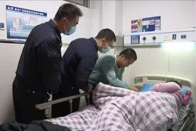 58秒丨产妇高速羊水破裂 男民警化身助产士帮助产妇顺利产下男婴图片