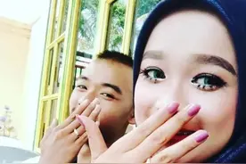 双胞胎兄弟娶了双胞胎姐妹，4人同住一个屋檐下，还经常认错另一半图片