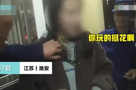 女子无聊用防盗锁锁住脖子，自行开锁时发生意外瞬间慌了图片