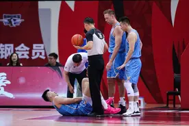 CBA|李慕豪伤情不乐观 脚肿厉害走路费劲图片