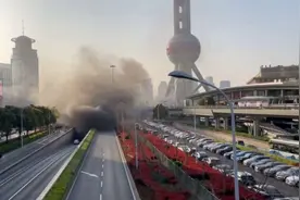 上海延安东路隧道内一沃尔沃SUV起火，浓烟弥漫至陆家嘴图片