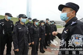 襄阳特警护航2000余名学生远足图片