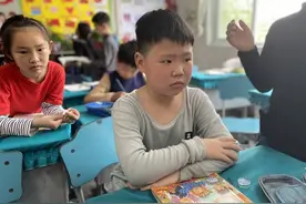 后浪可期！衢州8岁男生朝三十多座烈士坟墓逐一鞠躬致敬图片