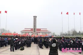 菏泽一中八一路校区举行“缅怀先烈 致敬英雄”学生远足活动图片