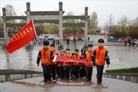 山东枣庄滕州市通盛路小学：“铭记百年历史 缅怀革命先烈”祭扫活动图片