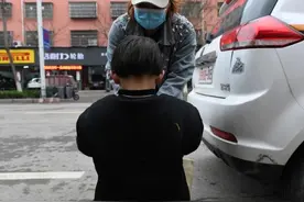 3岁男孩拨打110：“快救救我妈妈……”图片