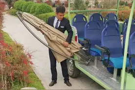 泪目！8岁女儿去世，父亲应聘到陵园上班！每天亲吻墓碑上的照片：孩子，有爸爸在你不会孤单图片