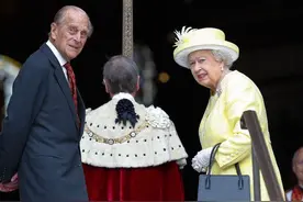 安德鲁王子谈女王现状：父亲离去给母亲的生活留下“一个巨大空洞”，家庭成员们“都聚在身边”图片