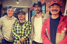 王力宏晒与方文山霍建华合照 落腮胡子不修边幅形象大变图片