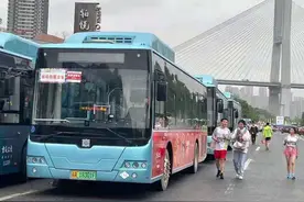 重庆交通开投集团81辆新能源公交车，“加油”重庆马拉松图片