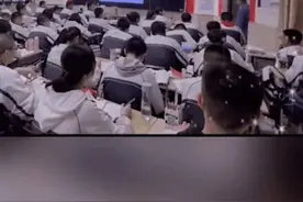 “真好，一切都值得”，高三学生悄悄为班主任过生日，老师泪洒当场……图片