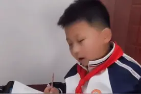 女子加班回家遇儿子坐门口写作业 自责又心疼反获儿子安慰图片