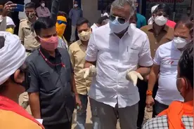 印度男子绝望为母求氧气 印文旅部部长：我会给你两巴掌图片