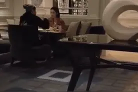 网友偶遇潘玮柏宣云夫妇餐厅吃饭 气氛浪漫享受二人世界图片