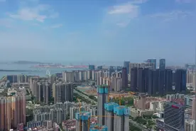跟着洒水车，去看宝安蓝图片