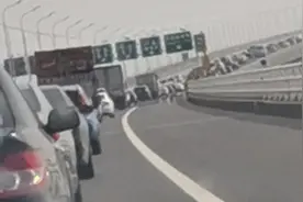 假期最后一天，崇明岛回上海市区方向长江隧桥多段拥堵视频封面