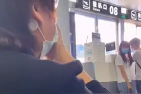 丈夫1700公里外老家突发脑梗，妻子遇飞机延误，机场崩溃大哭图片