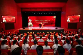 35位不同年代的校友，为239位护生授帽！高校国际护士节庆祝活动仪式感足图片