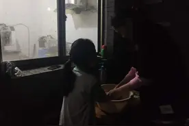 在西湖边卖酸梅汁的年轻妈妈找到，她说：谢谢大家关心，我就是想找点事做做图片