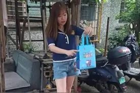 女辅警下楼拿快递，捡到一个手提袋：不好，赶紧报警图片