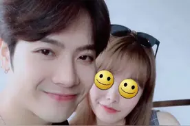 王嘉尔被女生点赞“细心体贴”，曾在合照时问要不要开美颜图片