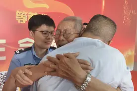 90岁父亲找回被拐58年儿子图片