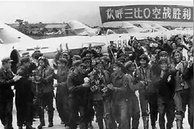 冰城将军，70岁驾战机飞出“眼镜蛇”图片