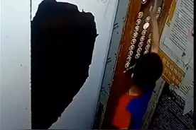 危险！小男孩一泡尿，电梯直接短路！自己被困，哇哇大哭…图片