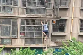 淅沥雨中，8岁男童爬出三楼窗外…图片