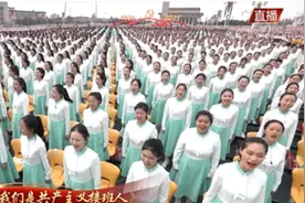 开场大合唱《我们是共产主义接班人》，歌颂的是金门炮战打响后的这群“英雄小八路”图片