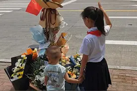 今天的延乔路路牌下摆满鲜花和卡片 网友：这盛世你们看到了吗图片