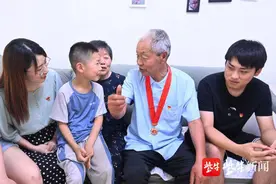 他获得了“光荣在党50年”纪念章，几代亲人话传承图片