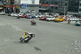 外卖小哥街头骑车“炫技”耍酷 车头高高翘起单轮行驶转圈圈图片