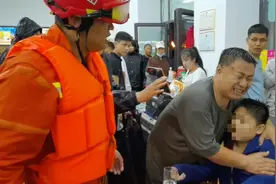 父亲的这一跪，让无数网友动容……图片