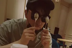 刘翔庆祝38岁生日携爱妻吴莎出镜 二人亲密玩起“锁喉杀”图片