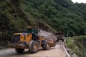 四川绵阳安州暴雨致两处主干道塌方 当地全力抢通图片