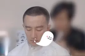 反差萌！黄轩剃头时睡着了 本人回应：隐藏已久的特长被你们发现了图片