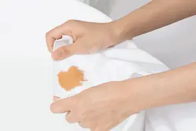 白色衣服总是发黄、洗不干净？试试用家里这4样东西，洗完比新的还白图片