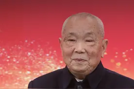 新华网评：一双草鞋传递“草根深情”图片