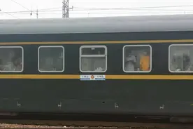 列车滞留27小时后返程，亲历者：每车厢限供30桶泡面，小孩老人免费供应食物图片