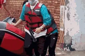王一博身体力行驰援家乡 站在水里发物资帮助被困群众图片