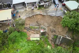 台湾苗栗一处民宅地基崩塌惊现“大天坑”，居民连夜撤离图片