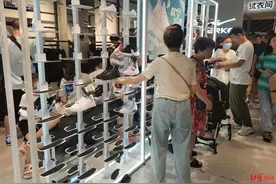 鸿星尔克线下有门店销量猛增10倍，货架上鞋子被一抢而空图片